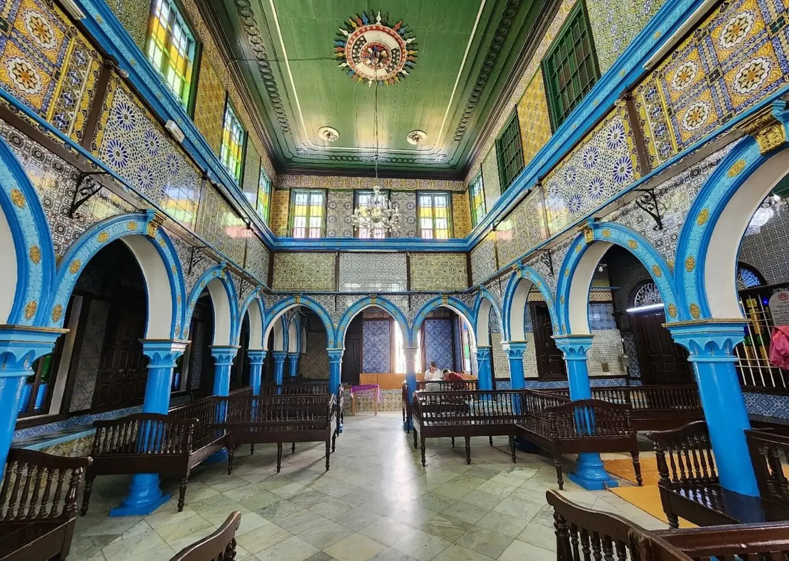 Intérieur richement décoré de la synagogue de la Ghriba à Djerba
